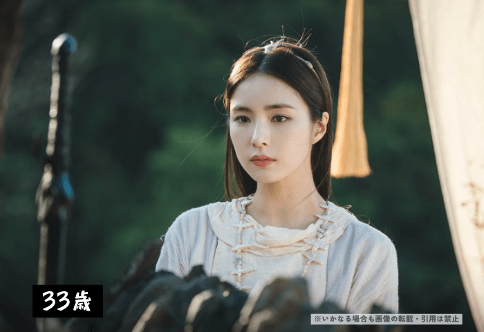 韓国ドラマ「アラムンの剣 アスダル年代記 season2」のワンシーン。
韓国女優シン・セギョンが立っている画像。